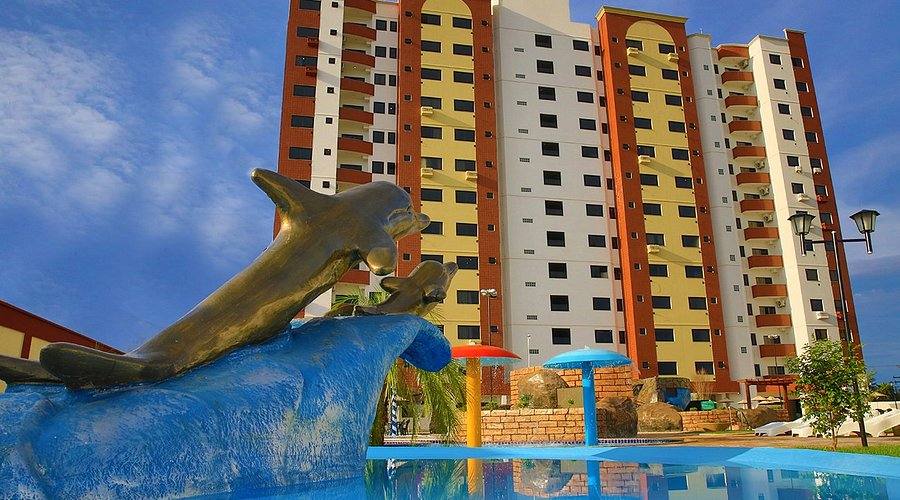 Edifício residencial de doze andares com piscina em primeiro plano, em Caldas Novas