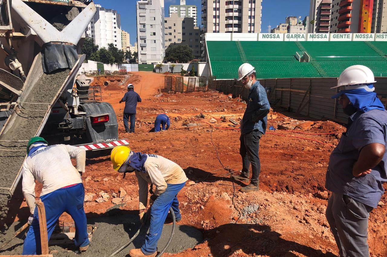 Equipe da EMBASE concretando a fundação do Estádio da Serrinha, em Goiânia