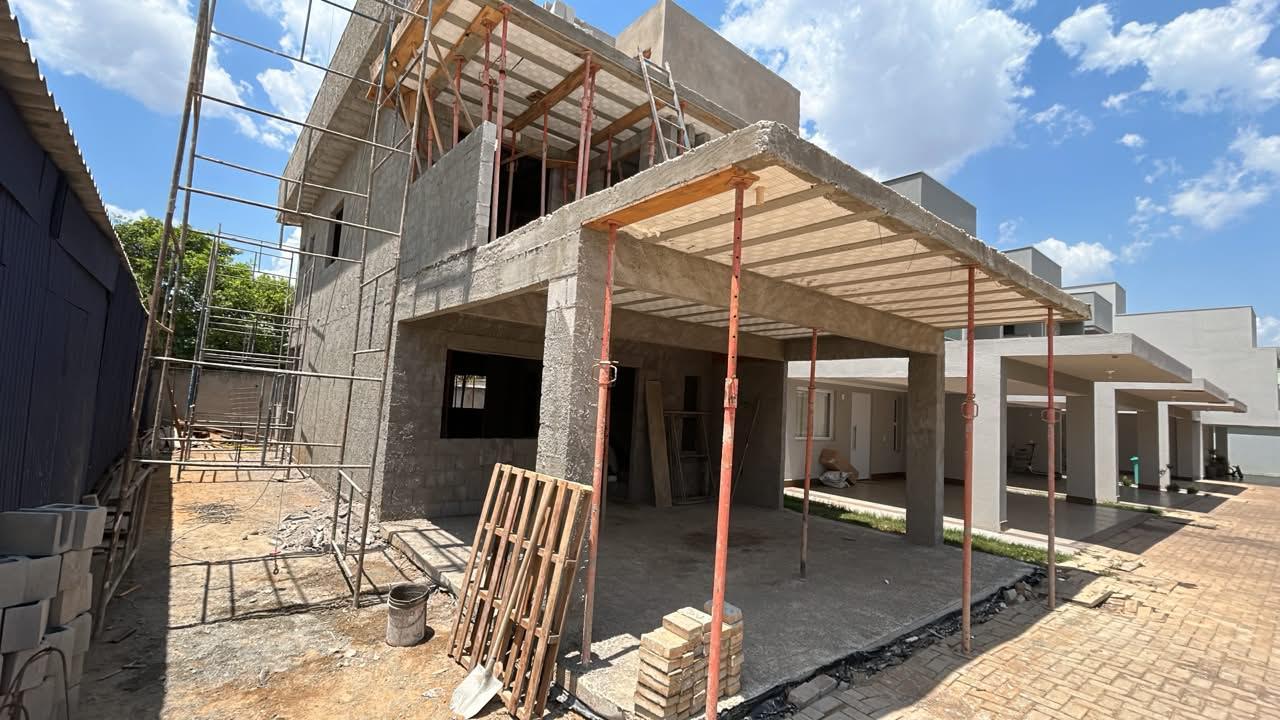 Sobrado em estrutura com escoramento, ao lado de casas já concluídas do mesmo condomínio