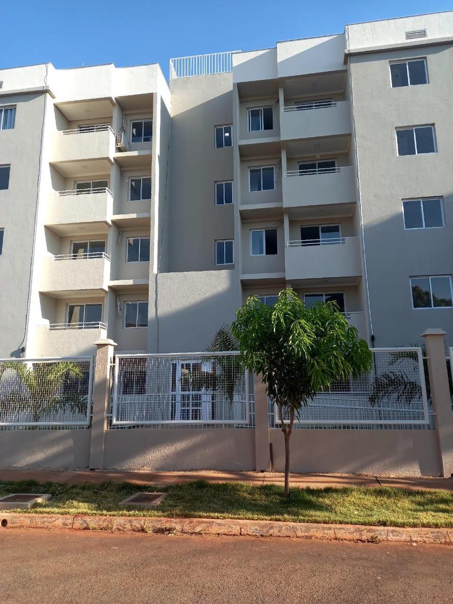 Edifício habitacional de cinco pavimentos concluído, com sacadas e gradil frontal